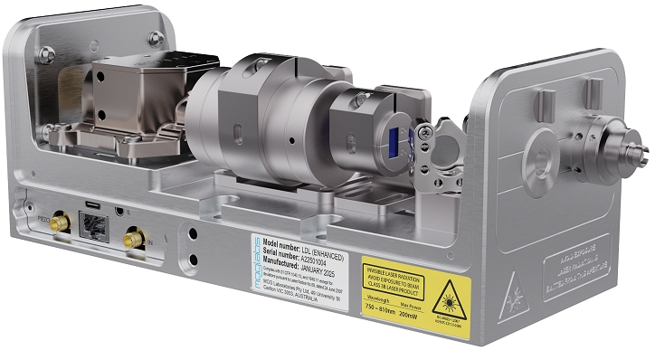 Extended chassis Littrow laser with internal isolator and built-in integrated mini digital controller